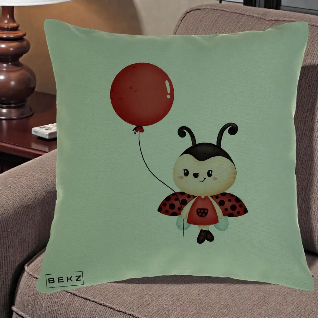 Perna Decorativa Buburuza cu Balon Rosu, 40x40 cm, Verde, Husa Detasabila, Perna Inclusa, BEKZ®