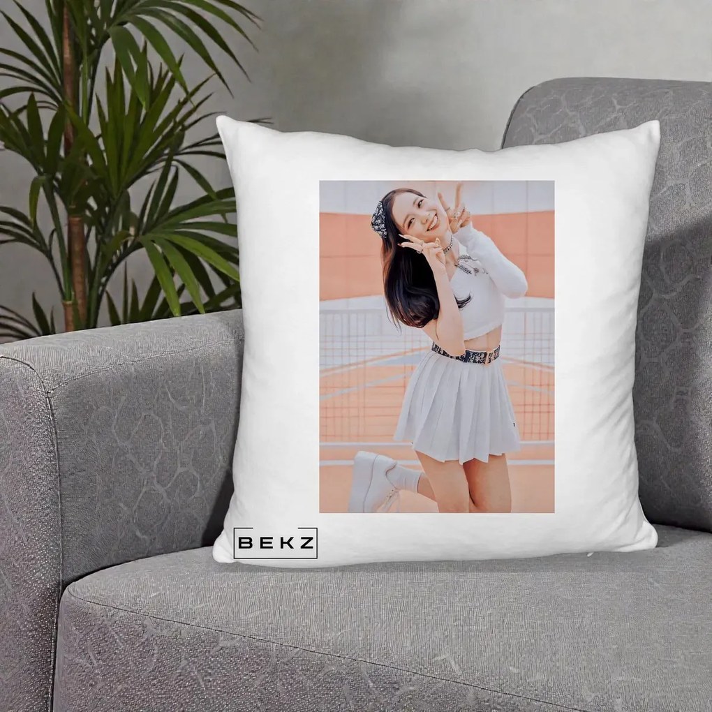 Perna Personalizata K-pop BLACKPINK Nayeon/Jisoo Tenis Alb, 40x40 cm, Alb Pufos, Husa Detasabila, Perna Inclusa, BEKZ®