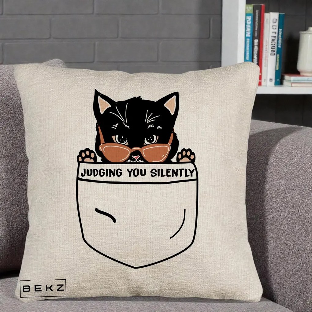 Perna Decorativa Judging You Silently Pisica Buzunar, 40x40 cm, Bej Canapea, Husa Detasabila, Perna Inclusa, BEKZ®