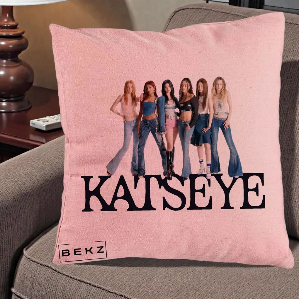 Perna Personalizata K-pop KATSEYE Foto Grup Blugi, 40x40 cm, Roz, Husa Detasabila, Perna Inclusa, BEKZ®