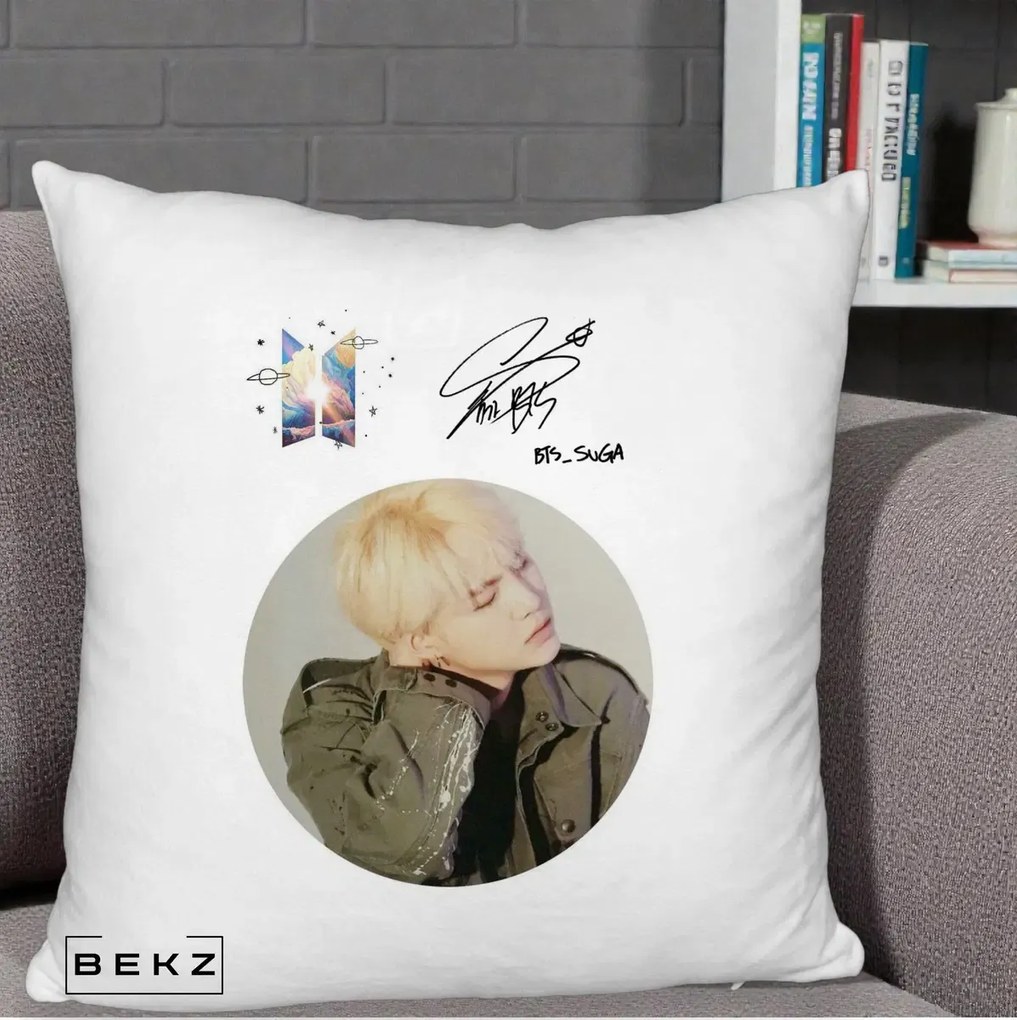 Perna Personalizata K-pop BTS Suga Portret cu Autograf, 40x40 cm, Alb Pufos, Husa Detasabila, Perna Inclusa, BEKZ®