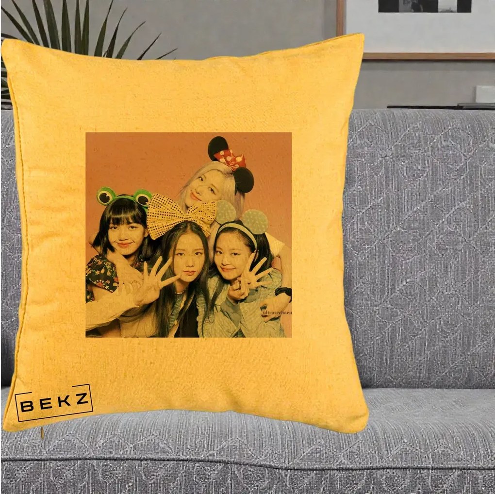 Perna Personalizata K-pop BLACKPINK Accesorii Haioase, 40x40 cm, Galben, Husa Detasabila, Perna Inclusa, BEKZ®