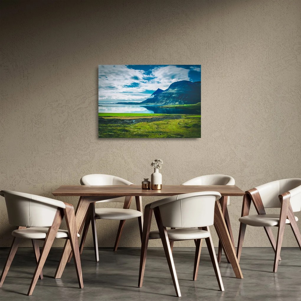 Tablou pe sticlă cu lac și munți (70x50 cm)