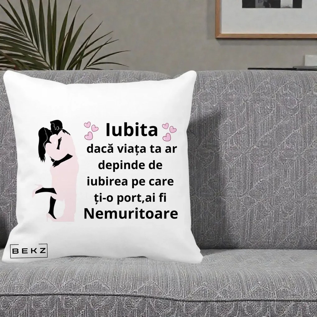 Cadou pentru Iubita - Perna Personalizata Iubita Nemuritoare cu Siluete de Cuplu, 40x40 cm, Alba Mata, Husa Detasabila, Perna Inclusa, BEKZ®