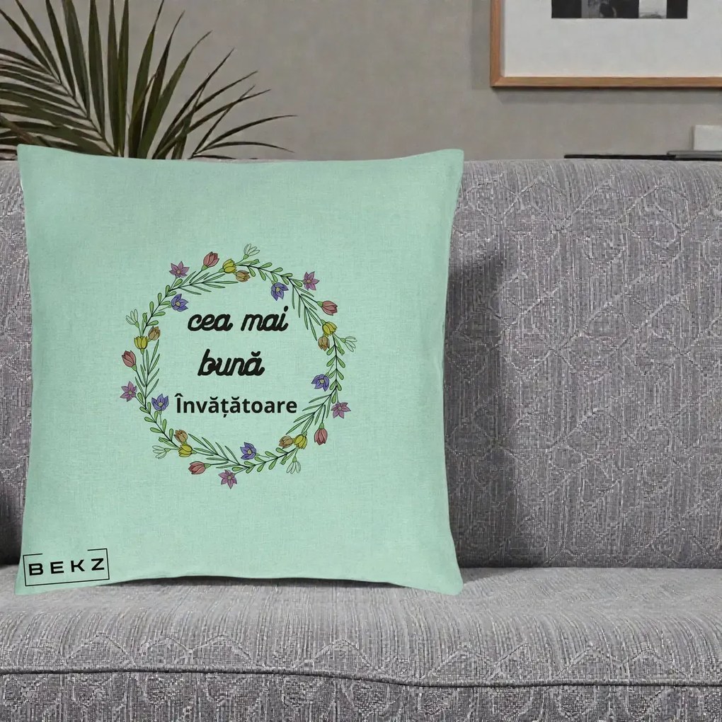 Cadou pentru Invatatoare - Perna Personalizata Cea mai Buna Invatatore cu Coronita Florala Colorata, 40x40 cm, Verde Menta, Husa Detasabila, Perna Inclusa, BEKZ®