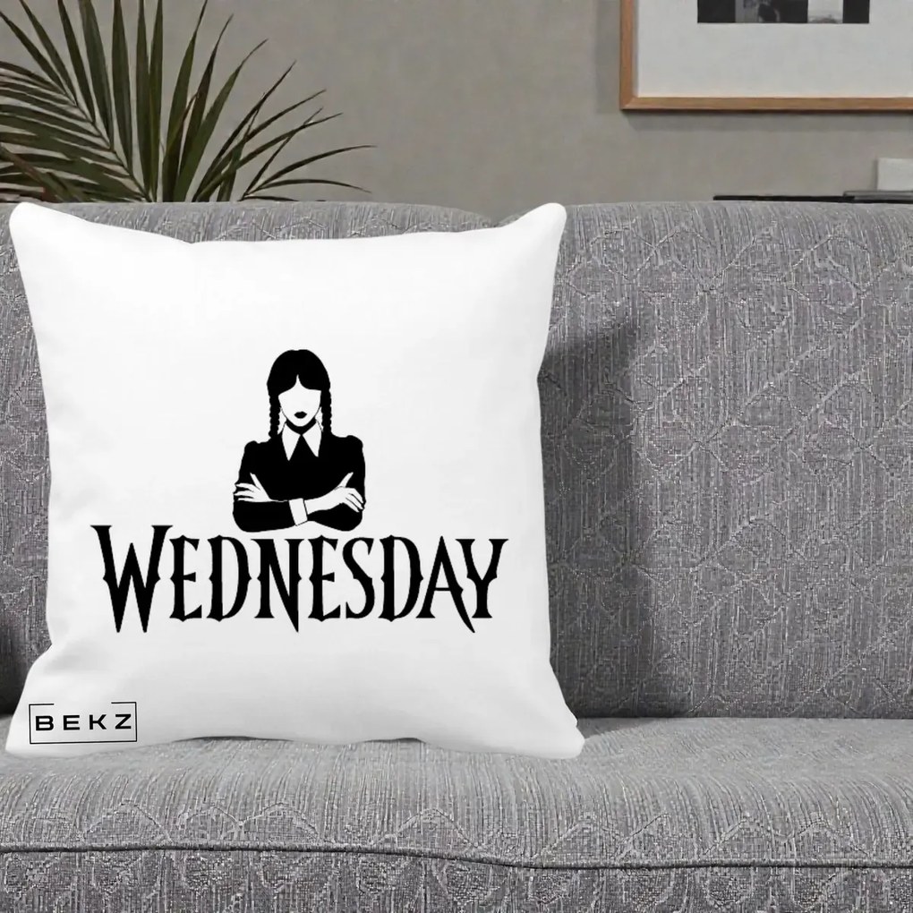 Perna Personalizata Wednesday Addams cu Brate Incrucisate, 40x40 cm, Alba Mata, Husa Detasabila, Perna Inclusa, BEKZ®