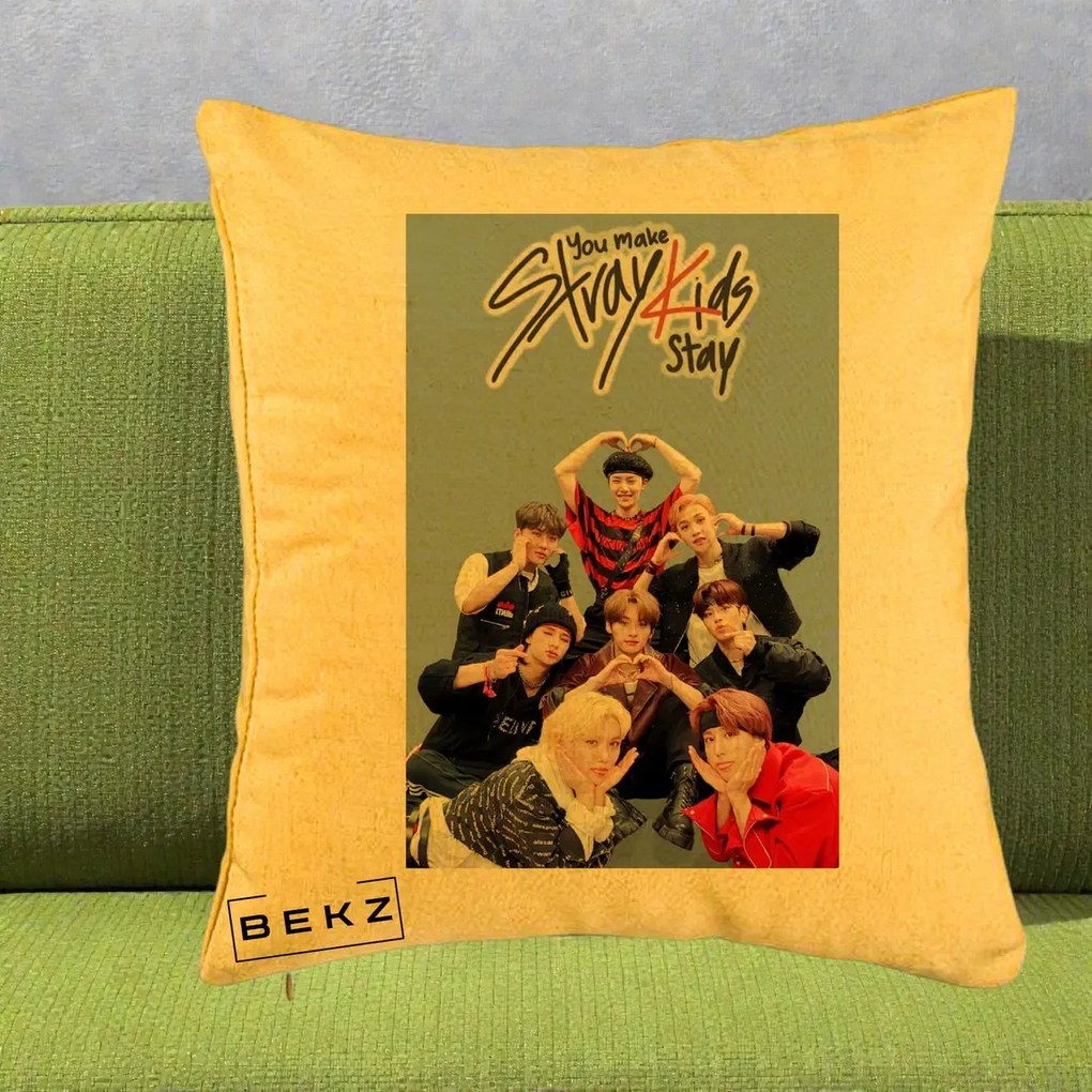 Perna Personalizata K-pop Stray Kids You Make Stray Kids Stay cu Foto Grup, 40x40 cm, Galben, Husa Detasabila, Perna Inclusa, BEKZ®