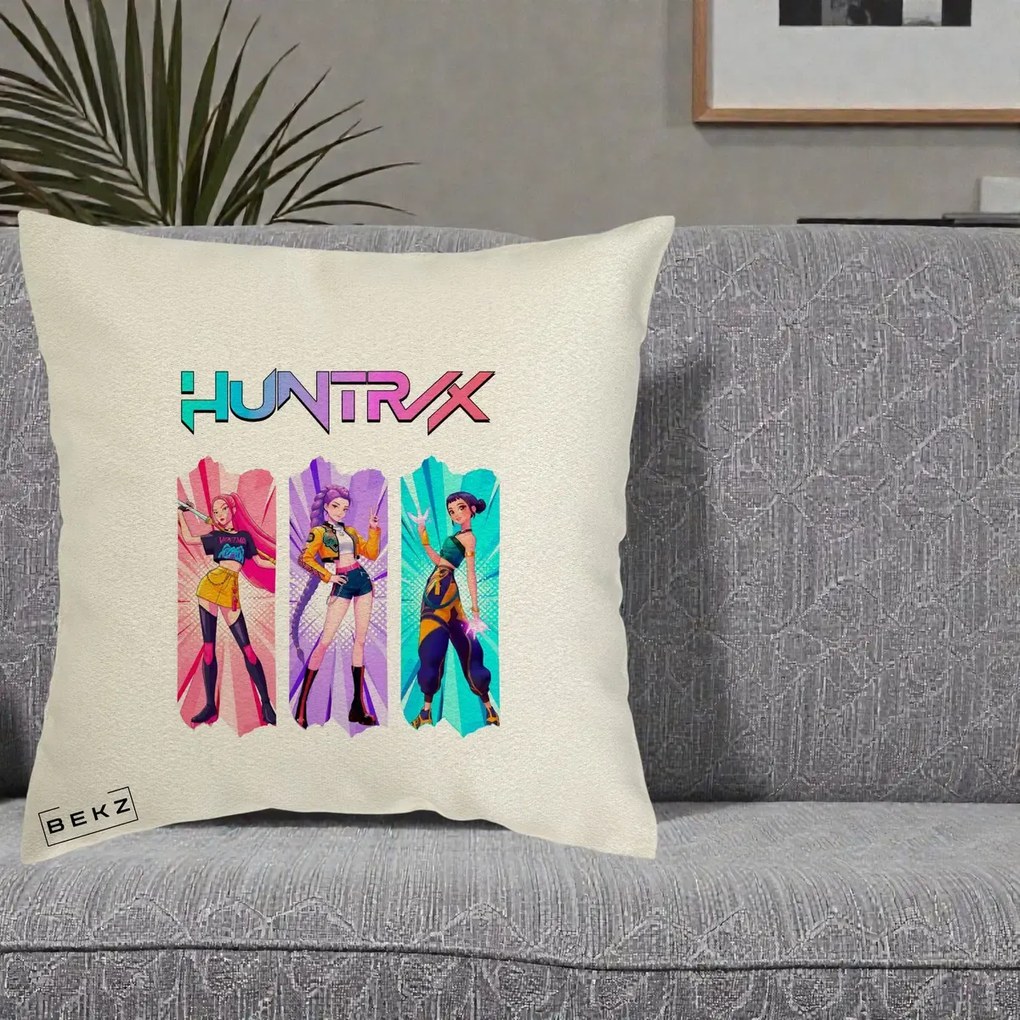 Perna Personalizata K-pop HUNTRX Trio cu Pisica in Benzi, 40x40 cm, Ecru, Husa Detasabila, Perna Inclusa, BEKZ®