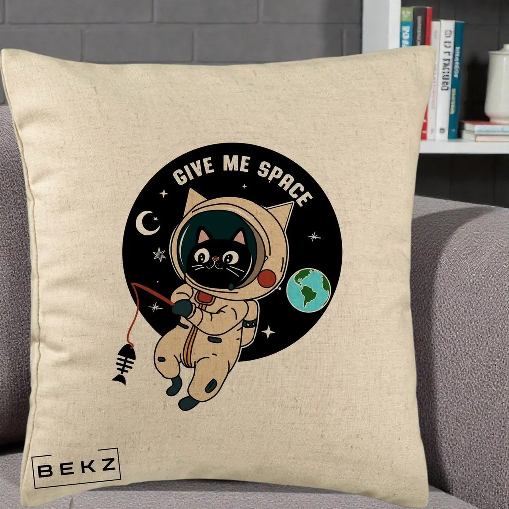 Perna Decorativa Give Me Space Pisica Astronaut, 40x40 cm, Bej, Husa Detasabila, Perna Inclusa, BEKZ®