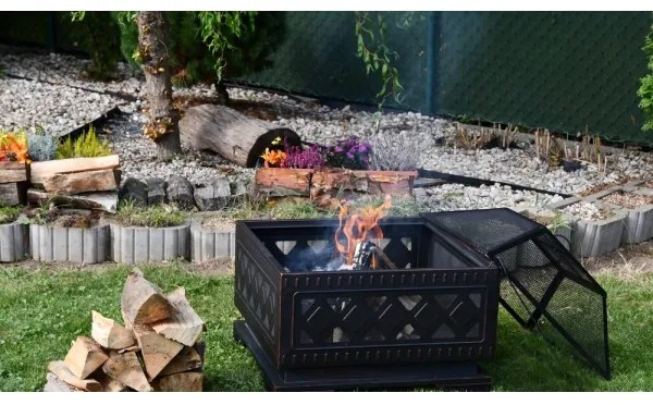 Vatră portabilă pe lemn cu grătar neagră/patină
