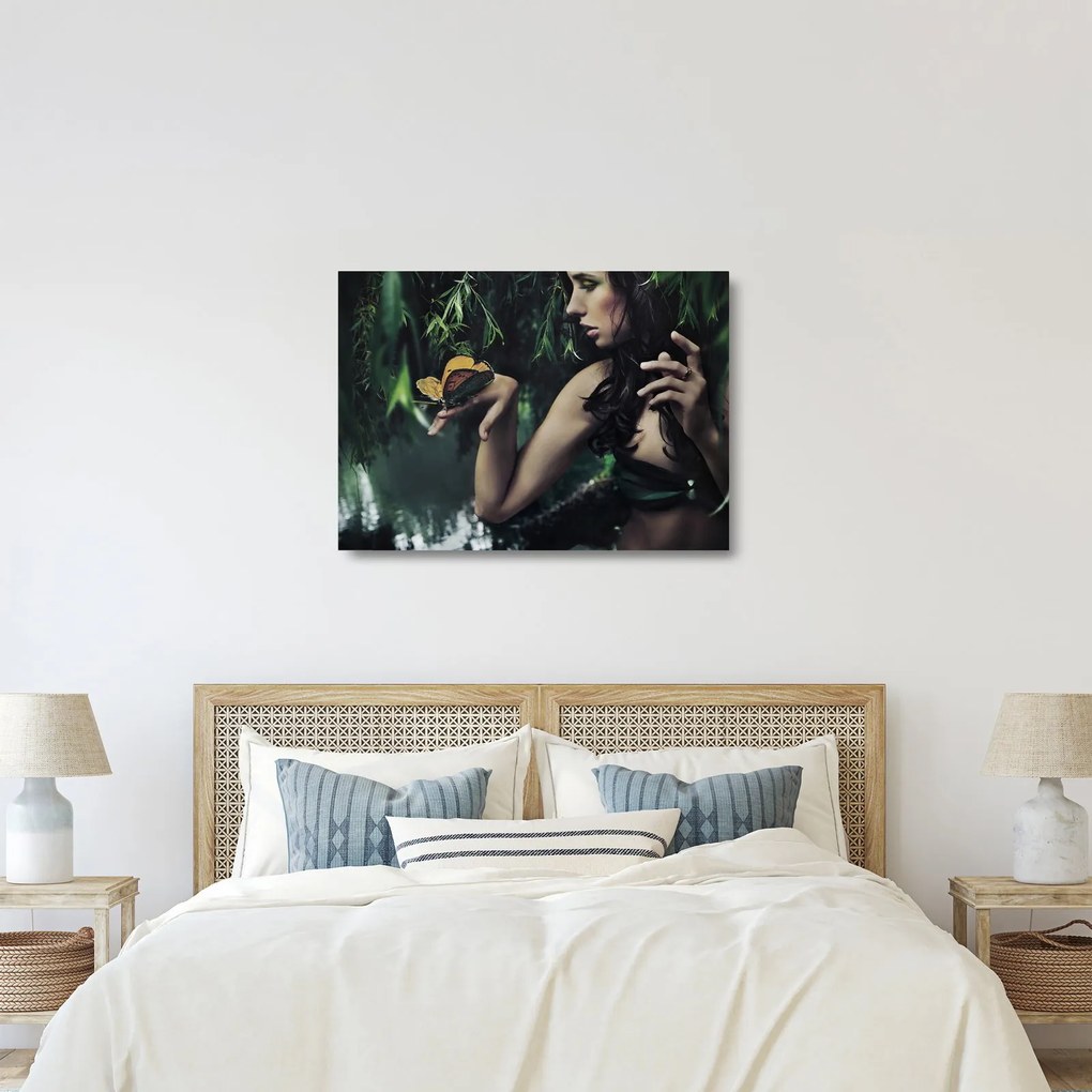 Tablou pe sticlă - Femeia grațioasă cu fluture (70x50 cm)