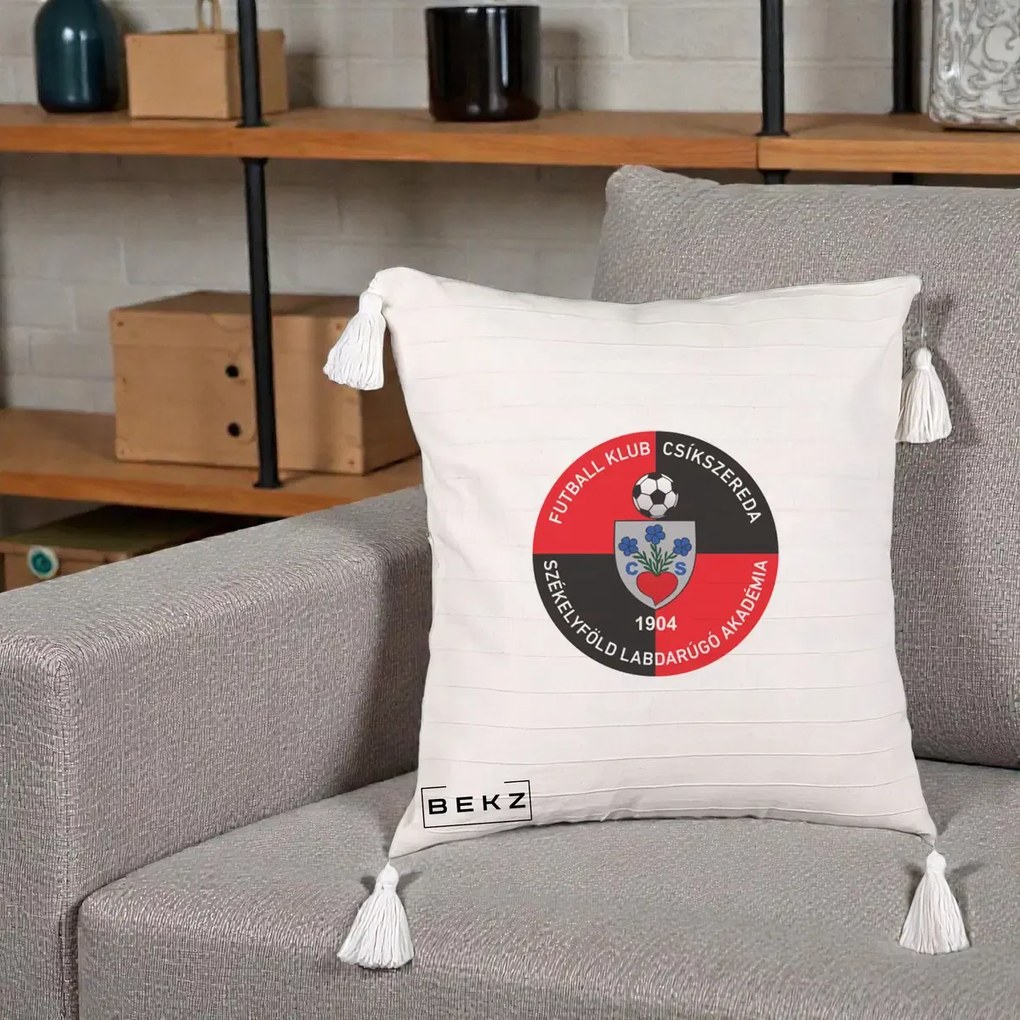 Perna Personalizata FK Csikszereda 1904 Fotbal, 40x40 cm, Bej cu Franjuri, Husa Detasabila, Perna Inclusa, BEKZ®