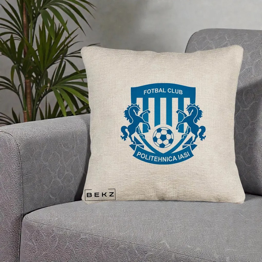 Perna Personalizata FC Politehnica Iasi Fotbal, 40x40 cm, Bej Canapea, Husa Detasabila, Perna Inclusa, BEKZ®