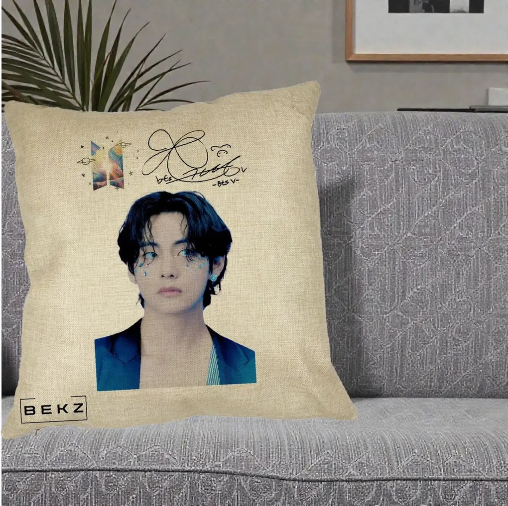 Perna Personalizata K-pop BTS V Taehyung Portret cu Autograf, 40x40 cm, Crem, Husa Detasabila, Perna Inclusa, BEKZ®