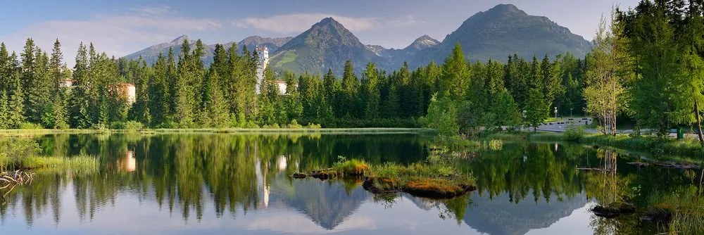 Tablou panoramă inedită a munților lângă lac