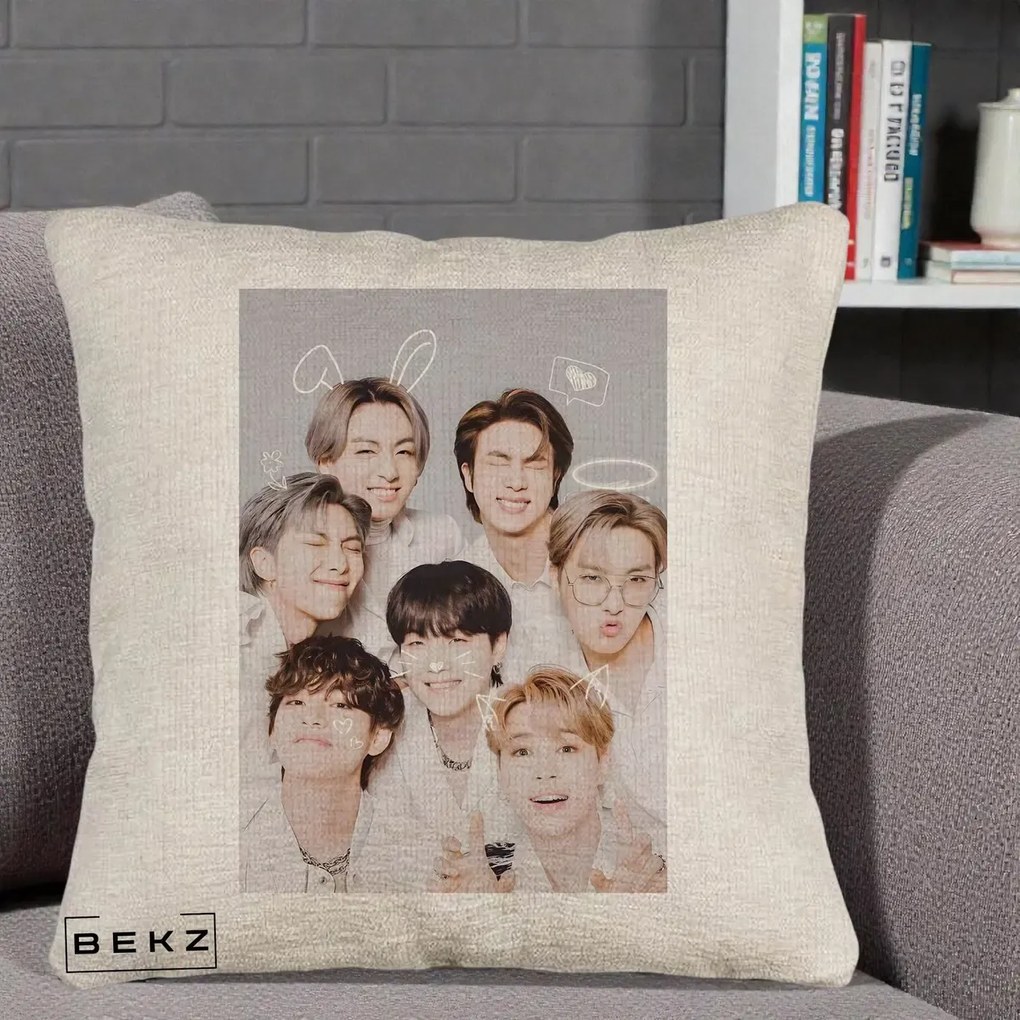 Perna Personalizata K-pop BTS Foto Grup Cute cu Animatii si 7 Membrii, 40x40 cm, Bej Canapea, Husa Detasabila, Perna Inclusa, BEKZ®