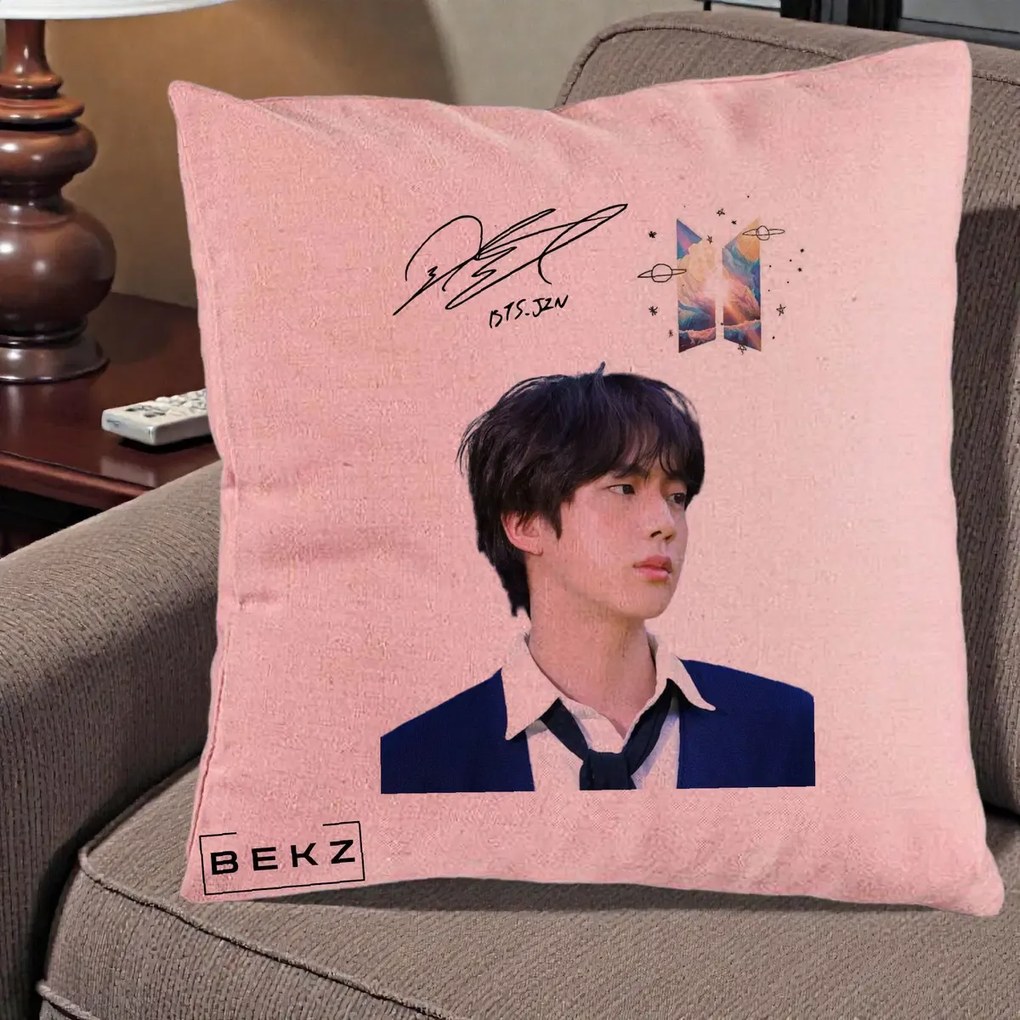 Perna Personalizata K-pop BTS Jin Portret Tinuta Albastra Autograf, 40x40 cm, Roz, Husa Detasabila, Perna Inclusa, BEKZ®