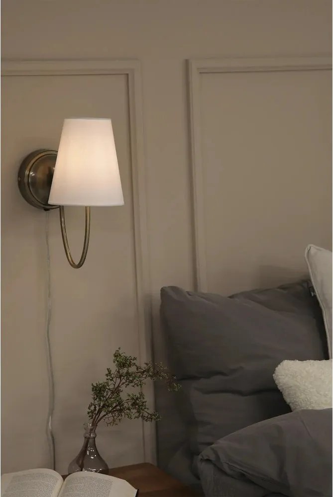 Aplică de perete albă-alămie cu alimentare la priză Amar – Markslöjd