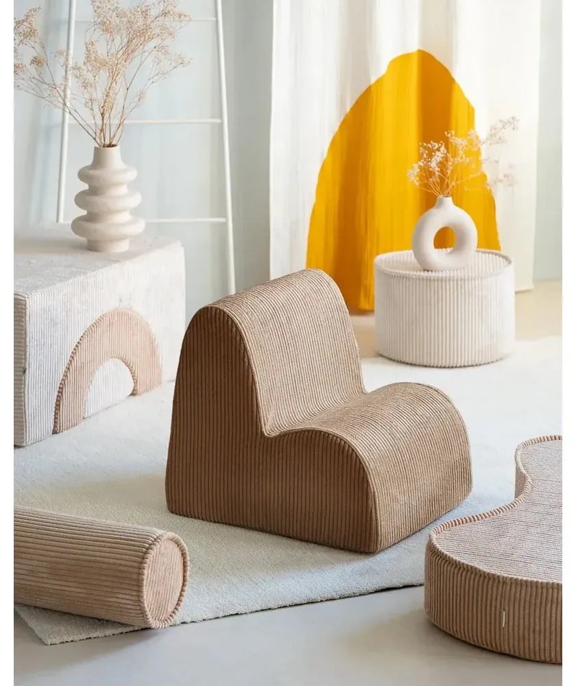 Pernă decorativă pentru copii maro deschis cu tapițerie din catifea reiată Roll – Wigiwama