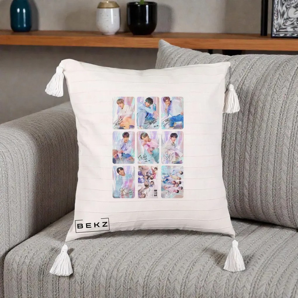 Perna Personalizata K-pop BTS Colaj 9 Fotografii Autografe Individual, 40x40 cm, Bej cu Franjuri, Husa Detasabila, Perna Inclusa, BEKZ®