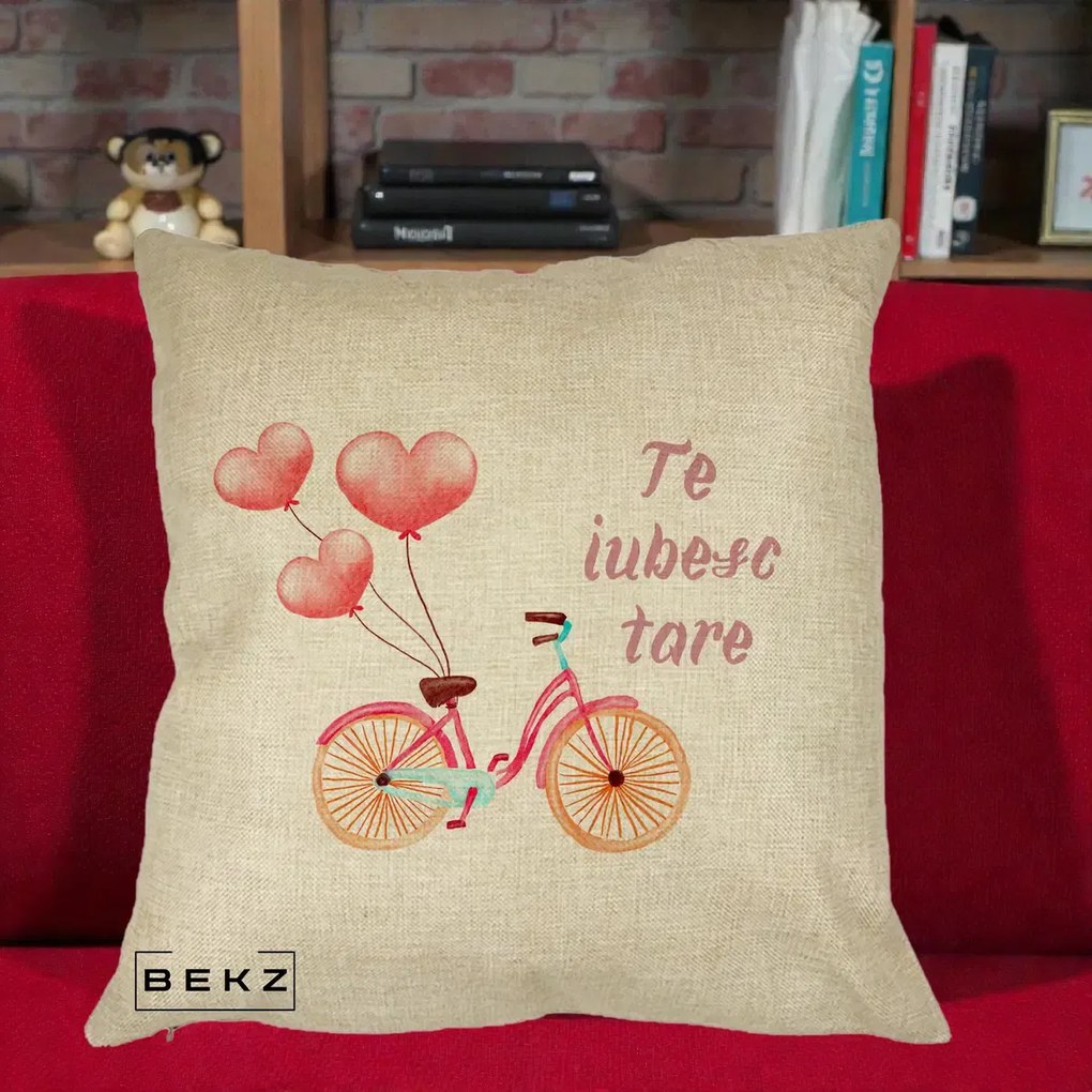 Perna Decorativa Te Iubesc Tare cu Bicicleta Roz si Baloane Inima, 40x40 cm, Crem, Husa Detasabila, Perna Inclusa, BEKZ®