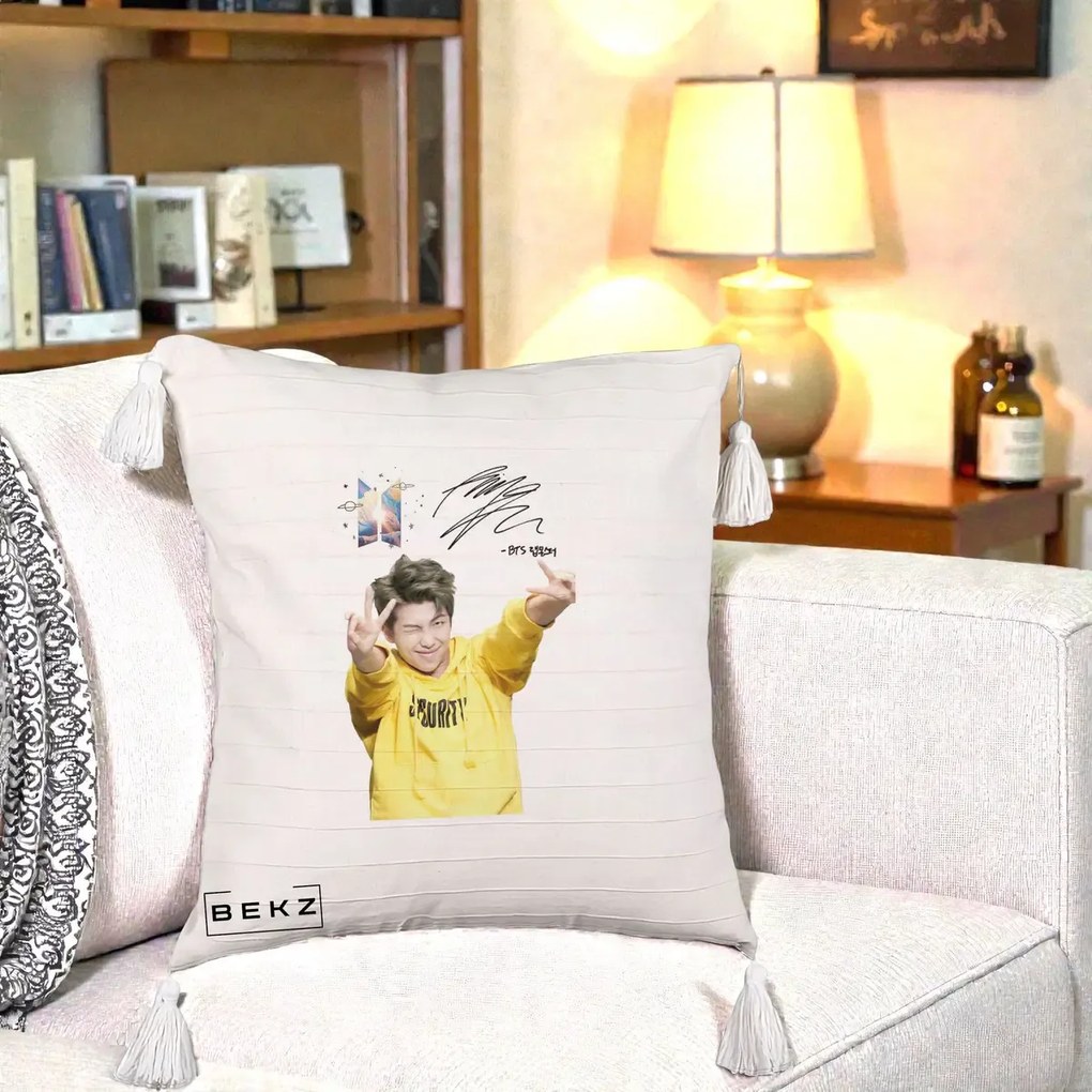 Perna Personalizata K-pop BTS RM Namjoon Hanorac Galben Autograf, 40x40 cm, Bej cu Franjuri, Husa Detasabila, Perna Inclusa, BEKZ®