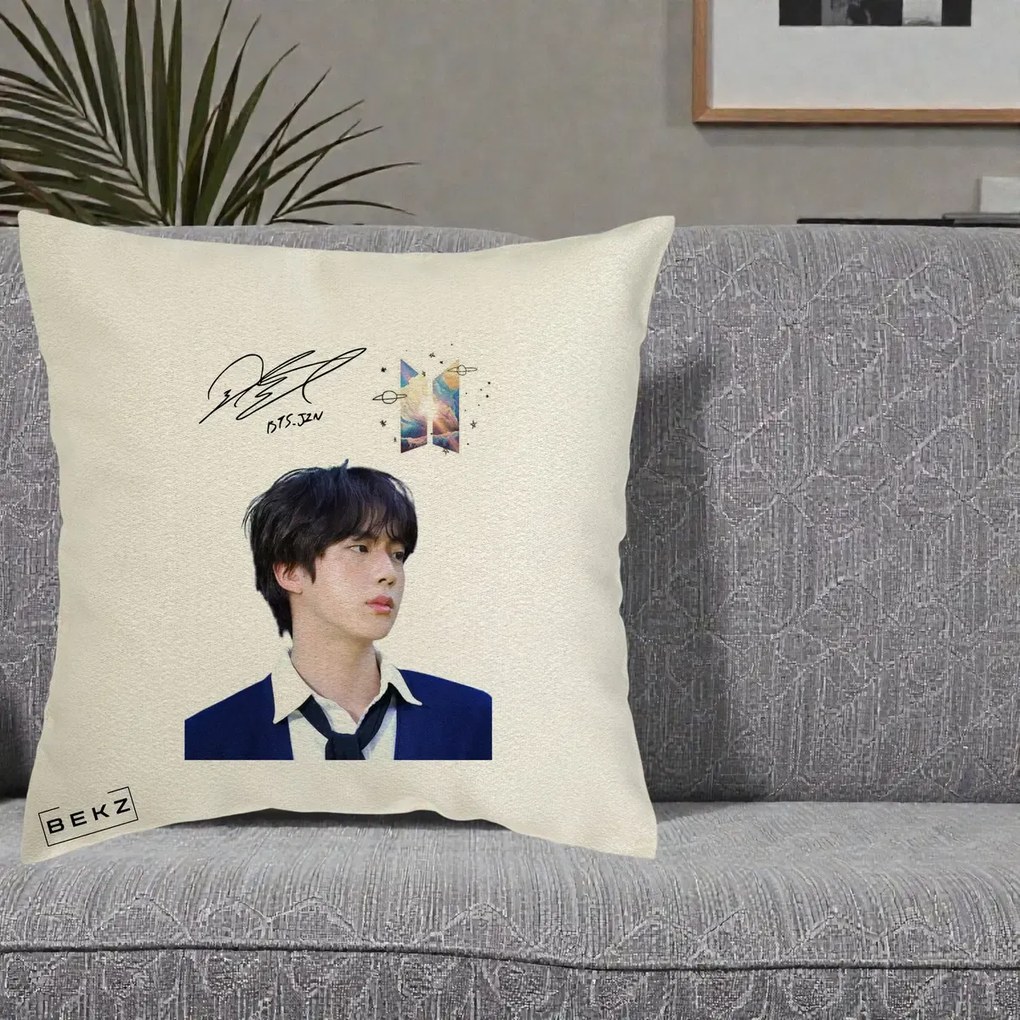 Perna Personalizata K-pop BTS Jin Portret Tinuta Albastra Autograf, 40x40 cm, Ecru, Husa Detasabila, Perna Inclusa, BEKZ®