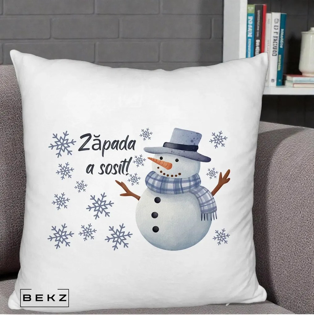 Perna Decorativa Zapada a Sosit Om de Zapada, 40x40 cm, Alb Pufos, Husa Detasabila, Perna Inclusa, BEKZ®