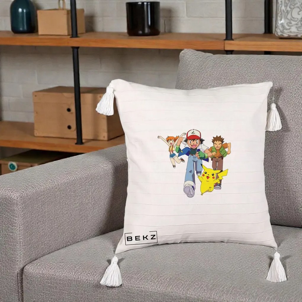 Perna Personalizata Pokemon Ash Misty Brock si Pikachu, 40x40 cm, Bej cu Franjuri, Husa Detasabila, Perna Inclusa, BEKZ®
