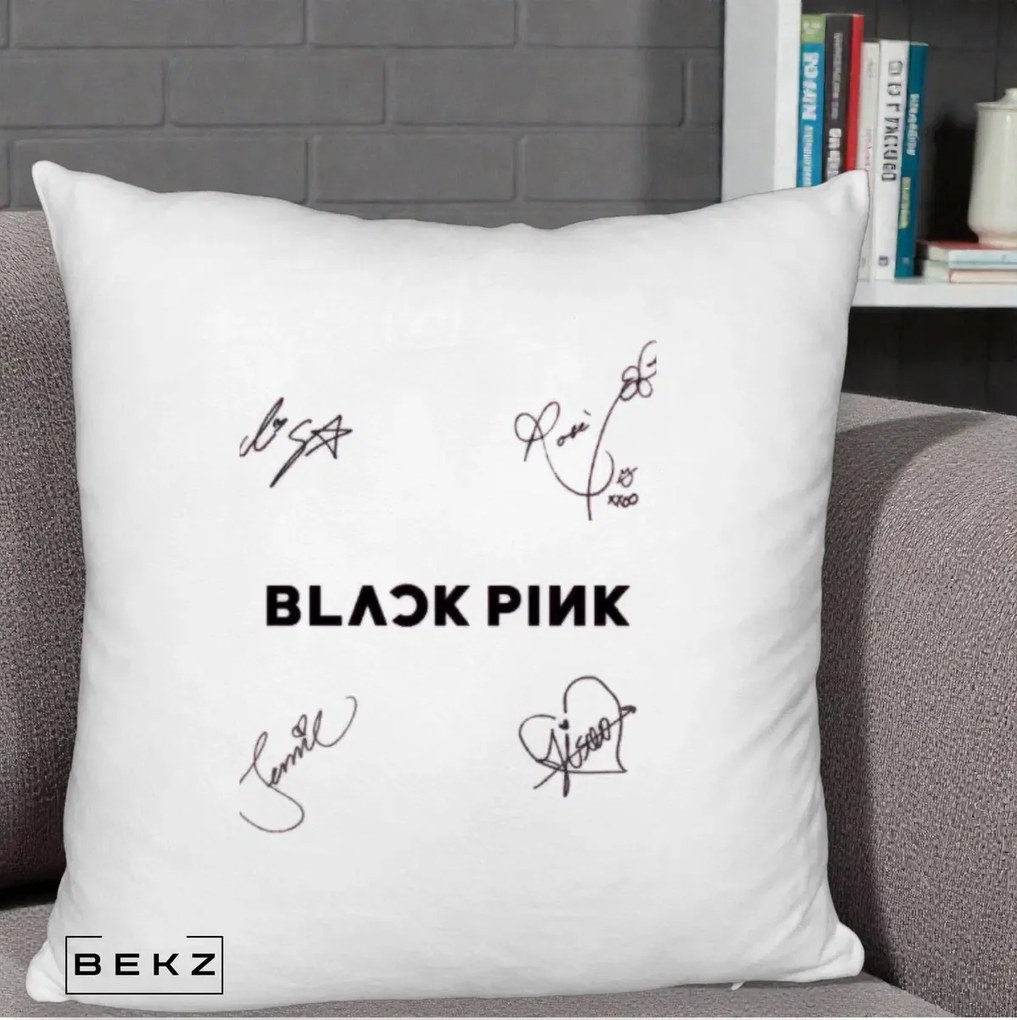 Perna Personalizata K-pop BLACKPINK Tinute Negre Grup Simplu, 40x40 cm, Alb Pufos, Husa Detasabila, Perna Inclusa, BEKZ®