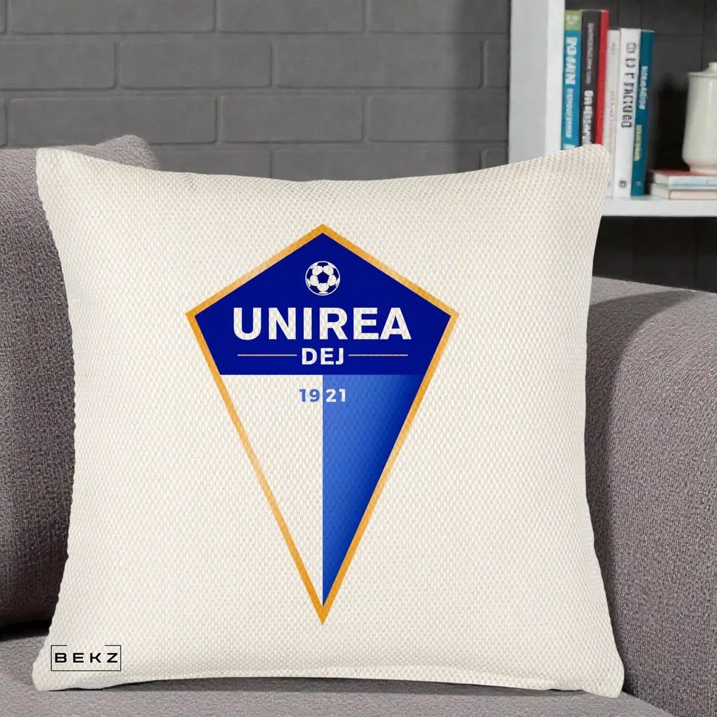 Perna Personalizata Unirea Dej 1921 Fotbal, 40x40 cm, Crem Reliefat, Husa Detasabila, Perna Inclusa, BEKZ®