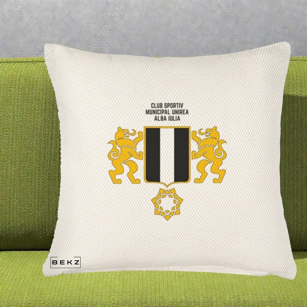 Perna Personalizata CSM Unirea Alba Iulia Fotbal, 40x40 cm, Crem Reliefat, Husa Detasabila, Perna Inclusa, BEKZ®