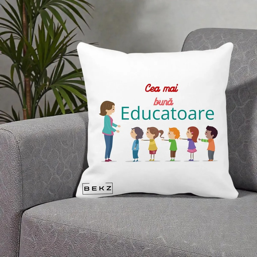 Cadou pentru Educatoare - Perna Personalizata Cea mai Buna Educatoare cu Ilustratie Copii si Educatoare, 40x40 cm, Alba Mata, Husa Detasabila, Perna Inclusa, BEKZ®