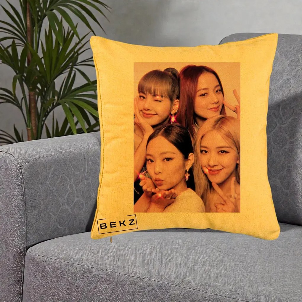Perna Personalizata K-pop BLACKPINK Foto Grup Selfie Roz cu Glitter, 40x40 cm, Galben, Husa Detasabila, Perna Inclusa, BEKZ®