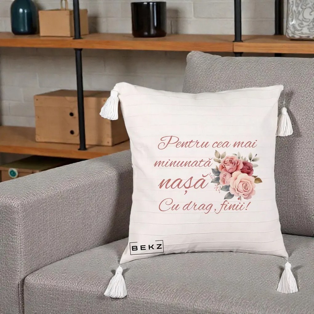 Cadou pentru Nasa - Perna Personalizata Pentru Cea mai Minunata Nasa Cu drag Finii, 40x40 cm, Bej cu Franjuri, Husa Detasabila, Perna Inclusa, BEKZ®