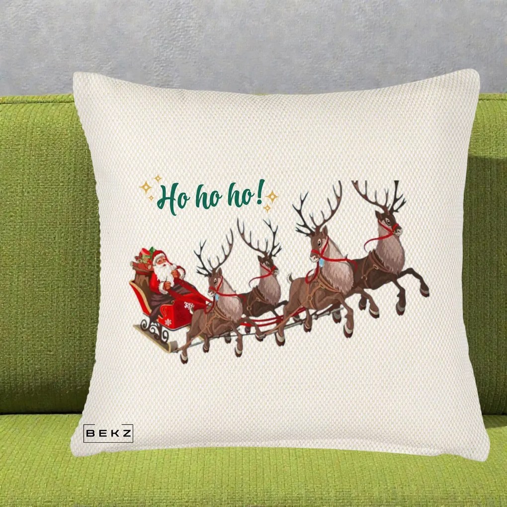 Perna Decorativa Ho Ho Ho Mos Craciun cu Sanie si Reni, 40x40 cm, Crem Reliefat, Husa Detasabila, Perna Inclusa, BEKZ®