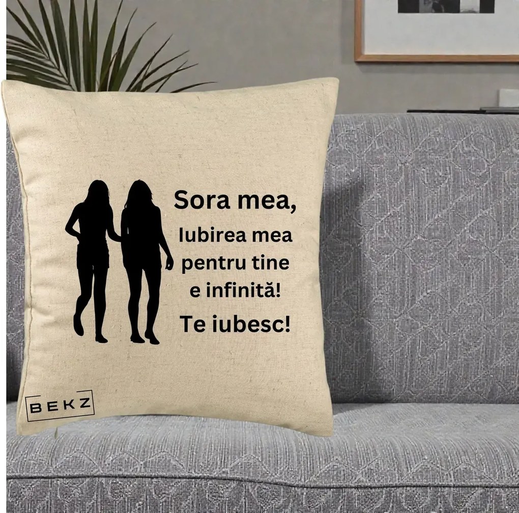 Cadou pentru Sora - Perna Personalizata Sora Mea Te Iubesc Siluete Negre Tinand Maini, 40x40 cm, Bej, Husa Detasabila, Perna Inclusa, BEKZ®