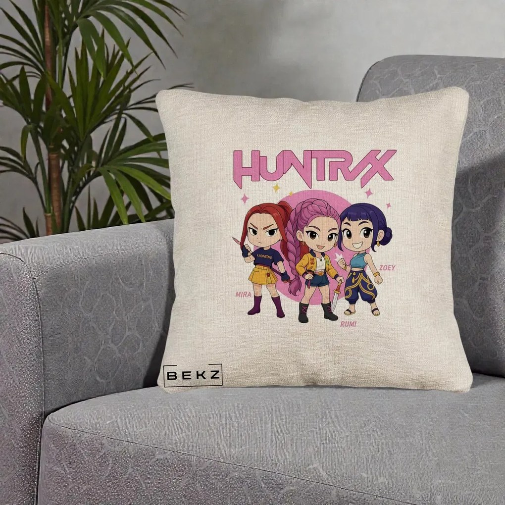 Perna Personalizata K-pop HUNTRX Trio Chibi cu Arme, 40x40 cm, Bej Canapea, Husa Detasabila, Perna Inclusa, BEKZ®