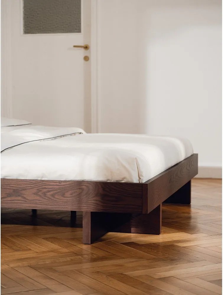 Pat matrimonial maro din MDF cu aspect de lemn de frasin fără tăblie cu somieră 180x200 cm Kito – noo.ma