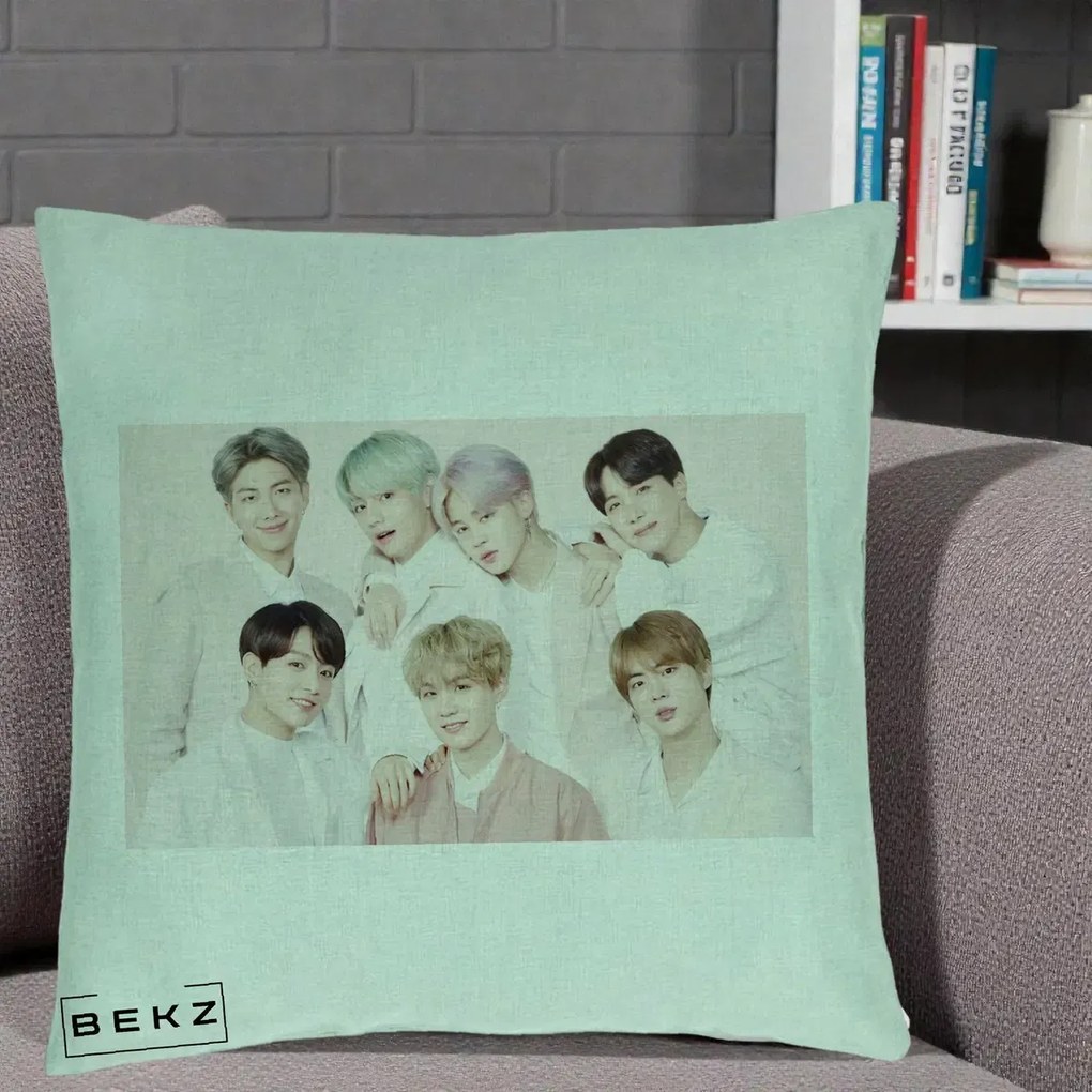 Perna Personalizata K-pop BTS Foto Grup Landscape Pastel, 40x40 cm, Verde Menta, Husa Detasabila, Perna Inclusa, BEKZ®