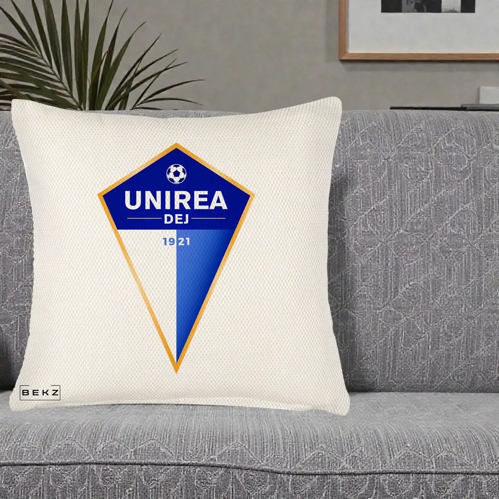 Perna Personalizata Unirea Dej 1921 Fotbal, 40x40 cm, Crem Reliefat, Husa Detasabila, Perna Inclusa, BEKZ®
