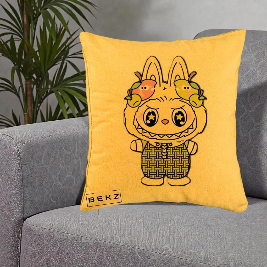 Perna Personalizata Labubu Galben cu Mere si Salopeta, 40x40 cm, Galben, Husa Detasabila, Perna Inclusa, BEKZ®