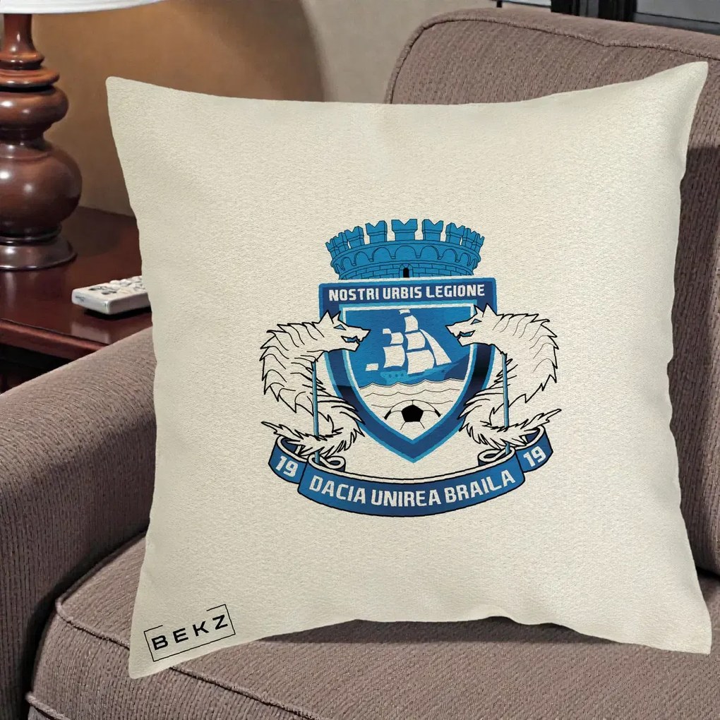 Perna Personalizata Dacia Unirea Braila 1919 Fotbal, 40x40 cm, Ecru, Husa Detasabila, Perna Inclusa, BEKZ®