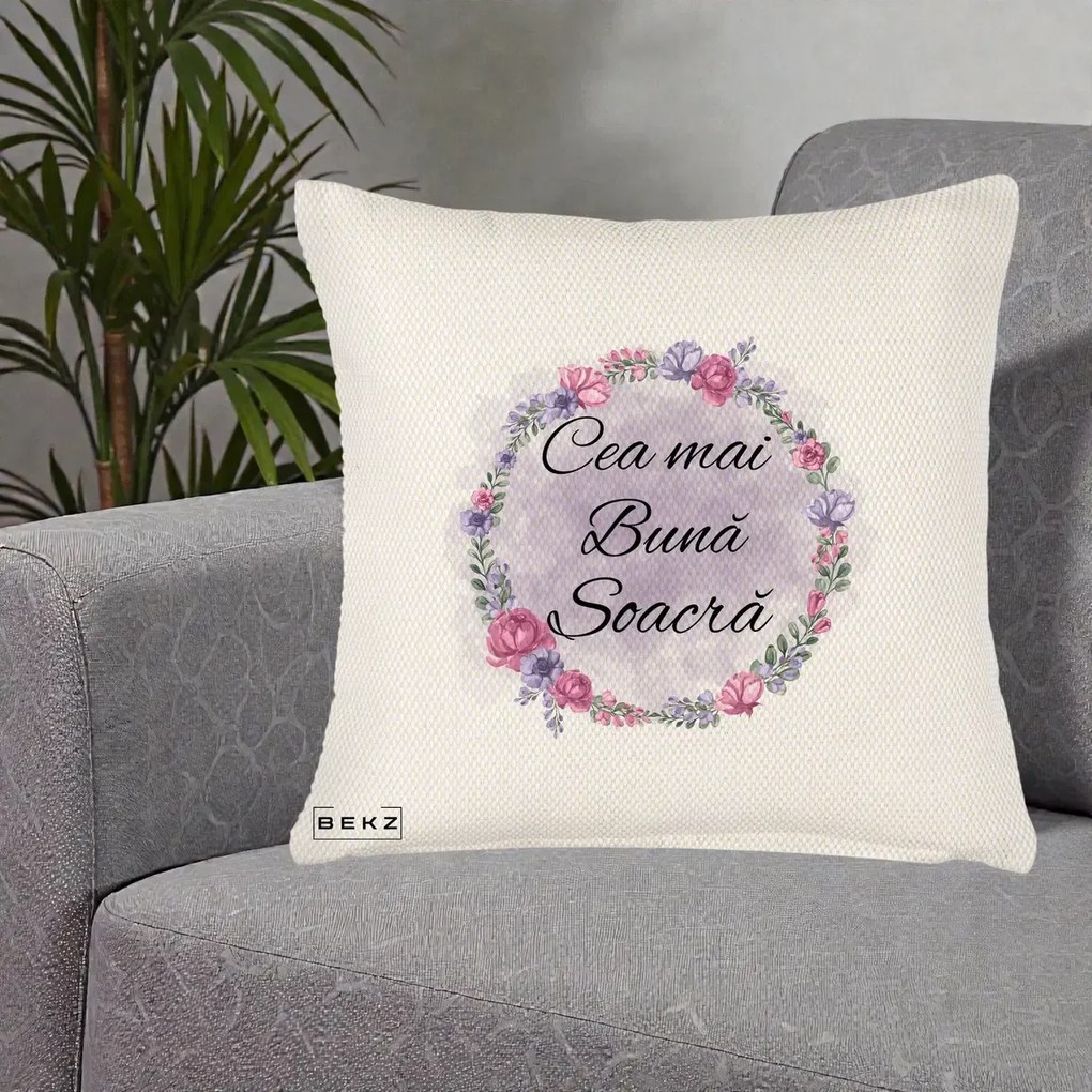 Cadou pentru Soacra - Perna Personalizata Cea mai Buna Soacra cu Coronita Flori Roz si Mov, 40x40 cm, Crem Reliefat, Husa Detasabila, Perna Inclusa, BEKZ®
