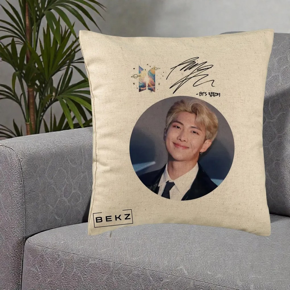 Perna Personalizata K-pop BTS RM Namjoon Portret Cerc cu Autograf, 40x40 cm, Bej, Husa Detasabila, Perna Inclusa, BEKZ®