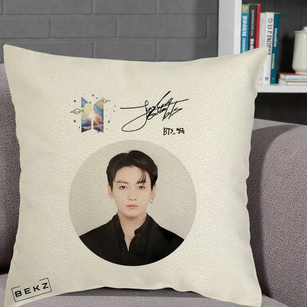 Perna Personalizata K-pop BTS Jungkook Portret cu Autograf, 40x40 cm, Ecru, Husa Detasabila, Perna Inclusa, BEKZ®