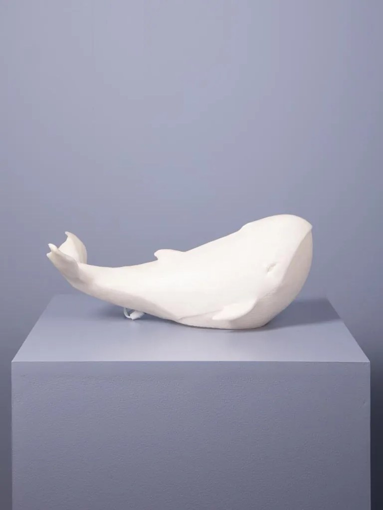 Lampă de masă din rășină și pulbere de piatră albă, formă de balenă, finisaj mat, 19×43×21 cm, „Leviathan"
