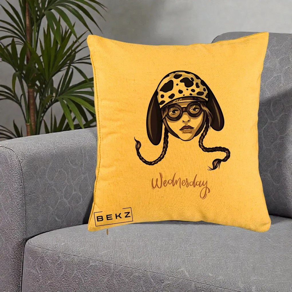 Perna Personalizata Wednesday Addams cu Caine Dalmatian, 40x40 cm, Galben, Husa Detasabila, Perna Inclusa, BEKZ®