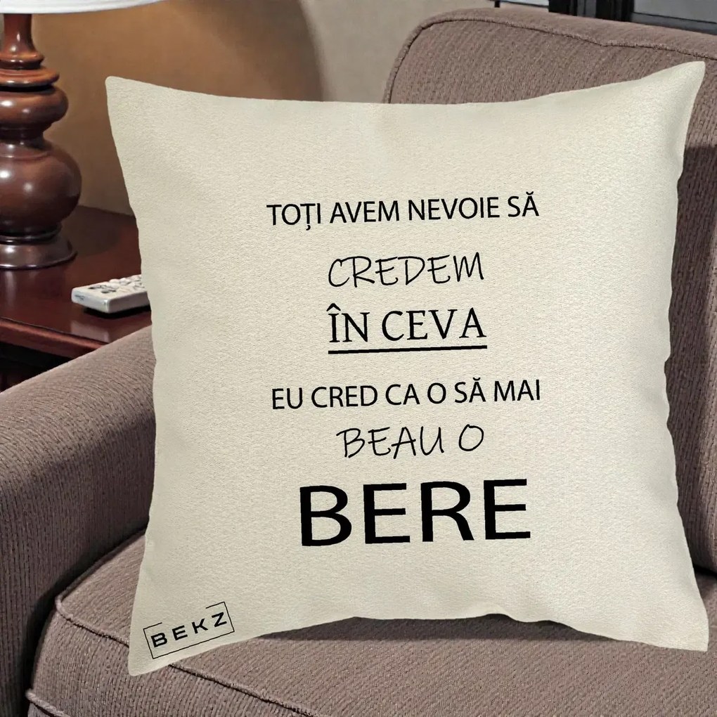 Perna Decorativa Eu Cred ca mai Beau o Bere, 40x40 cm, Ecru, Husa Detasabila, Perna Inclusa, BEKZ®