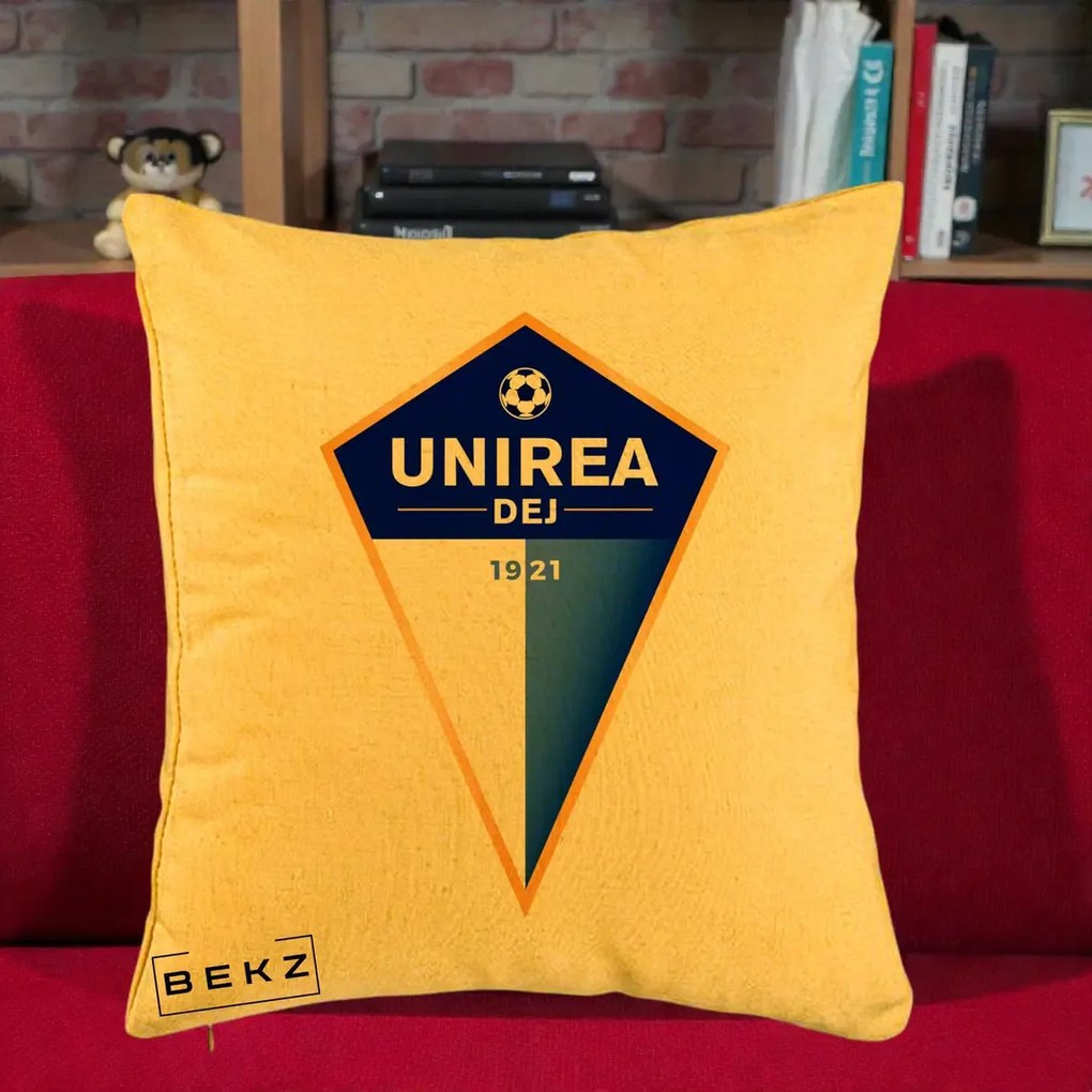 Perna Personalizata Unirea Dej 1921 Fotbal, 40x40 cm, Galben, Husa Detasabila, Perna Inclusa, BEKZ®